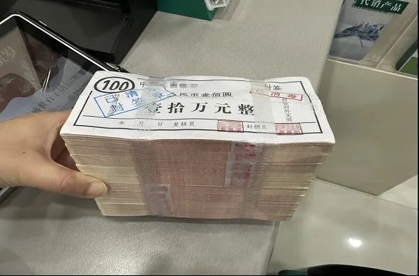 真拍十万现金图片(真实的10万人民币现金图片)